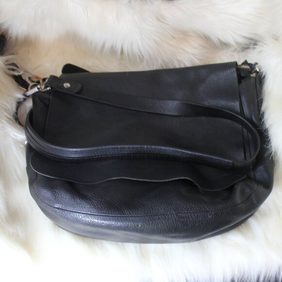 RUDSAK Pebbled Leather Flap Zip Closure Pockets Shoulder Messenger Black Bag - Picture 2 of 9